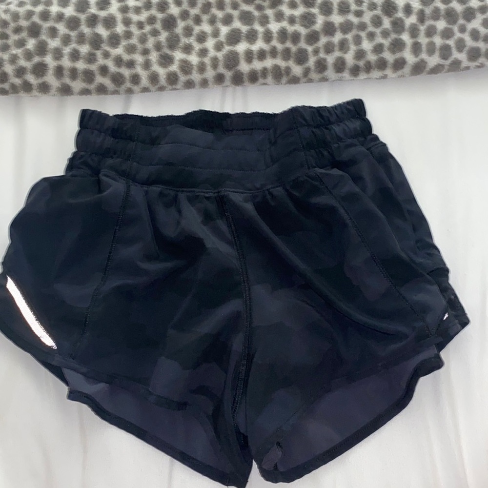 lulu lemon size 2 camo hotty hots